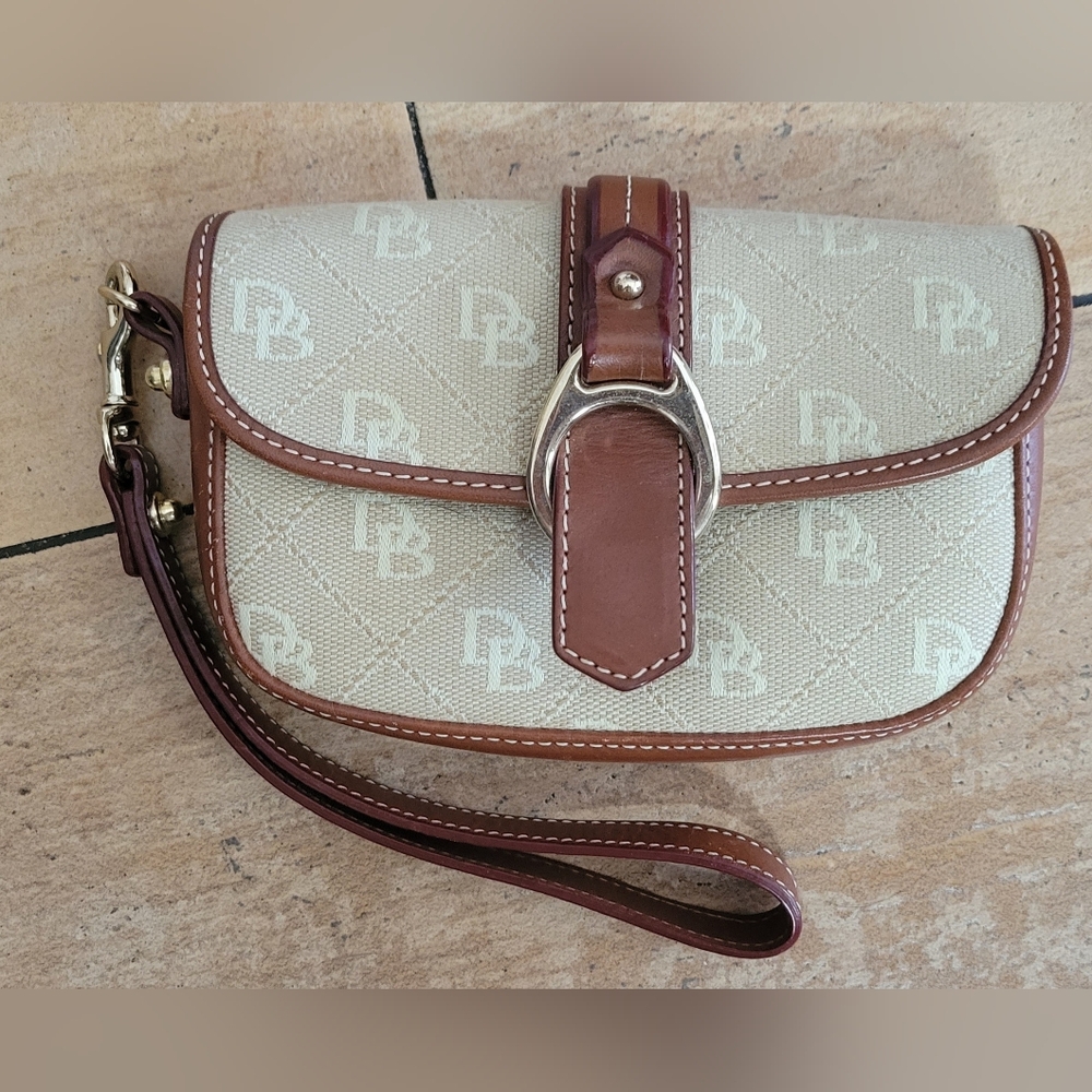 VINTAGE Dooney & Bourke cream monogram wristlet EUC leather